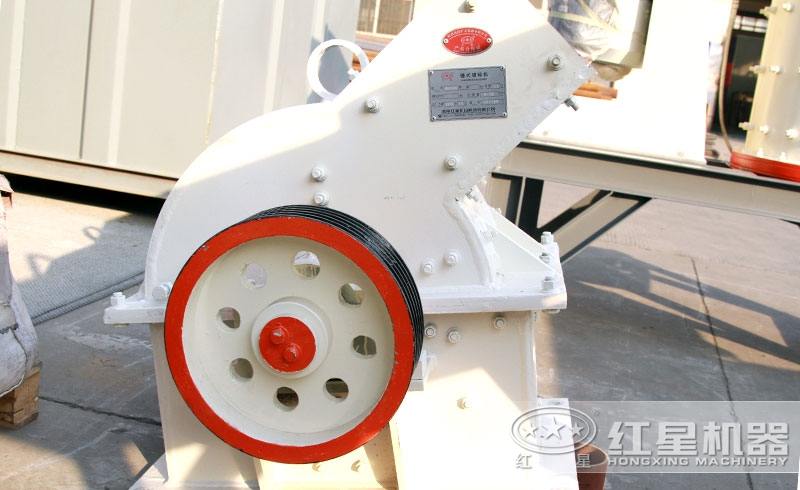 PCΦ400×300錘式破碎機設(shè)備圖